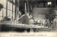 CPA Poterie Ceramique Manufacture Nationale de Sevres Un atelier