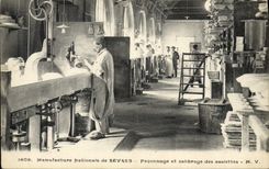 CPA Poterie Ceramique Manufacture Nationale de Sevres Faconnage et calibrage des assiettes