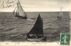 VINTAGE POSTCARD Bateau Fishes Boats with the broad one