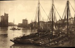 VINTAGE POSTCARD Bateau Fishes Left the port of the La Rochelle
