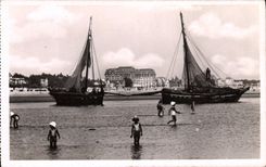VINTAGE POSTCARD Bateau Fishes La Baule Barques of sin has low tide