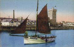 VINTAGE POSTCARD Bateau Fishes Sables d'Olonne Left a boat of sin in front of the tower of Arundel