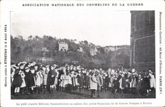 CPA Enfants Orphelinat Orphelins de guerre Le petit caporal Millivoie Stanimilovitch au milieu des petits orphelins 