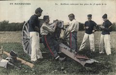 CPA Militaria Artilleurs nettoyant leur piece de 75 apres le tir 