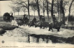 CPA Militaria L'artillerie montee et les obstacles Passage d'un gue