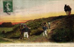 CPA Militaria Infanterie Descente d'un talus par les mitrailleuses