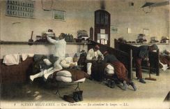 CPA Militaria Une chambree En attendant la soupe 