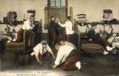 CPA Militaria Une chambree Roulage d'une capote 