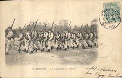 CPA Militaria Vincennes Les chasseurs a l'exercice 