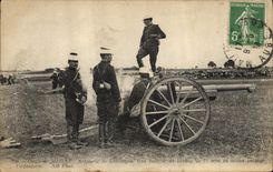 CPA Militaria Camp de Mailly Artillerie de campagne Une batterie de canons de 75mm en action