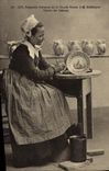 CPA Potier Poterie Faience bretonne de la grande maison IB Quimper Peintre sur faiences