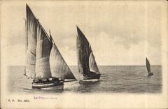 VINTAGE POSTCARD Boat of sin Treport Seas