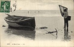 VINTAGE POSTCARD Bateau of sin has low tide Peche Sinning