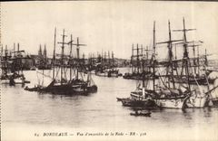 VINTAGE POSTCARD Boat of Bordeaux sin Overall picture of the roads