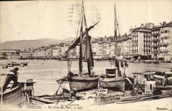 CPA Bateau de peche Toulon Un coin du port 
