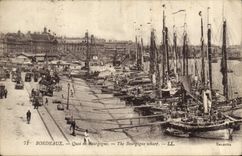 VINTAGE POSTCARD Boat of sin Bordeaux Quay of Burgundy