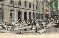 VINTAGE POSTCARD Militaria military life filling of the straw mattresses