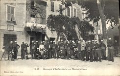 CPA Militaria Groupe d'infanterie en manoeuvres 