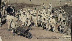 CPA Militaria Manoeuvres Construction d'une batterie enterree