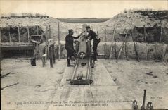 El campo de Militaria de la POSTAL de la VENDIMIA de las escuelas de las Red-redes tiene verificación del fuego de los pointings usar el goniómetro en una parte del cortocircuito 155