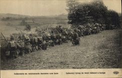 Infantería de Militaria de la POSTAL de la VENDIMIA en emboscada detrás de un seto