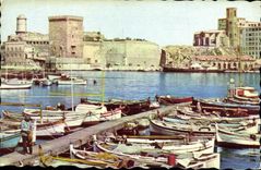 CPA Marseille Le Vieux Port au Fond le Fort Saint Jean Bateaux