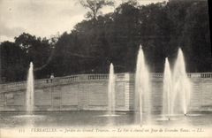 VINTAGE POSTCARD Versailles Jardin of Large Trianon the Horseshoe one day of large water