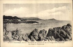 CPA Saint Raphael Rochers de Porphyre de la Plage des Fournes Au fond le Dramont