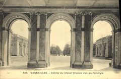 CPA Chateau De Versailles Entree du Grand Trianon Vue Du Peristyle