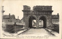 CPA Arras La porte Baudimont Militaria