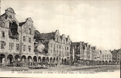 CPA Arras La Grand Place Militaria
