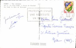 CPM Paris Vue Aerienne Le Tour Eiffel le Palais de Chaillot Au fond Le bois de Boulogne 