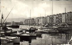 VINTAGE POSTCARD Toulon the Stalingrad Quay And new prefecture