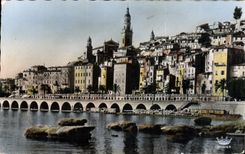 CPM Menton La Vieille Ville et la Plage