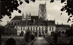CPM Meaux Le musee et la cathedrale Vus du jardin Bossuet