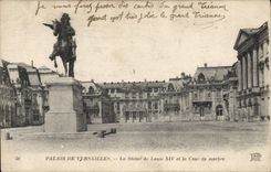 CPA Versailles La statue de Louis XIV et la Cour de Marbre