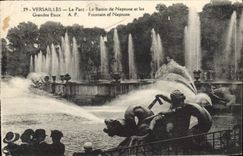 VINTAGE POSTCARD Versailles the Park De Neptune and large water