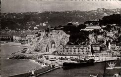 CPM Nice Un Quai du Port et le Monument aux Morts Bateau