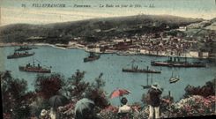 CPA Villefranche Panorama La Rade Un Jour de fete Bateaux