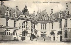 CPA Pierrefonds Le Chateau La Cour D'Honneur
