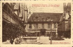 CPA Hospices De Beaune La Cour d'Honneur de l'Hotel Dieu le amtin du jour de la FEte Dieu