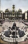 CPM Lyon La Place Des Terreaux La Fontaine Bartholdi et l'hotel de ville