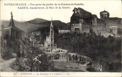 Casa de Lucy de la POSTAL de la VENDIMIA vista del jardín de las puertas de la pensión la basílica y el castillo