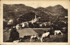 Vista pesada de la POSTAL de la VENDIMIA en la basílica y las montañas circundantes