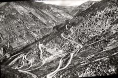 CPM En parcourant Les Gorges Du Tarn La Malene a l'Aven Armand et la vallee du Tarn