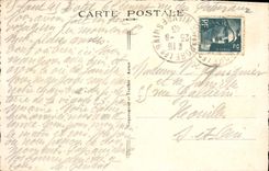 La POSTAL de la VENDIMIA Saint les Bains honra una esquina con el parque hacia el casino