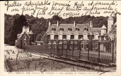 CPA Abbaye Des Vaulx De Cernay Vue Generale Du Chateau Cote De La Route