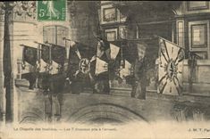 CPA Paris La chapelle des Invalides Les 7 drapeaux pris a l'ennemi Militaria