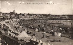 VINTAGE POSTCARD Sables d'Olonne the beach