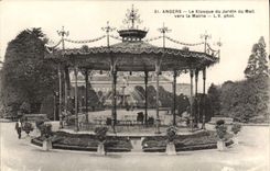 La POSTAL de la VENDIMIA encoleriza el quiosco del jardín del mal hacia el ayuntamiento